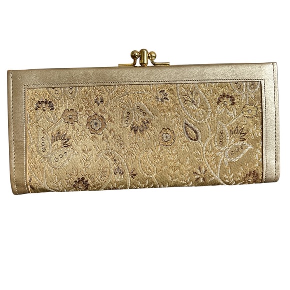 Vintage Noymer Gold,cream coach hide wallet w/Floral design 3.5”High x 7.5”Wide - Picture 3 of 12